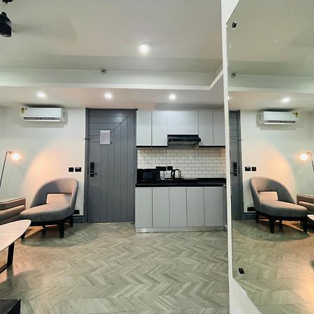Bedchambers Serviced Apartments, Mg Road Γκουργκάον Εξωτερικό φωτογραφία