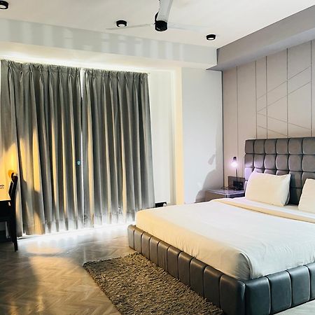 Bedchambers Serviced Apartments, Mg Road Γκουργκάον Εξωτερικό φωτογραφία