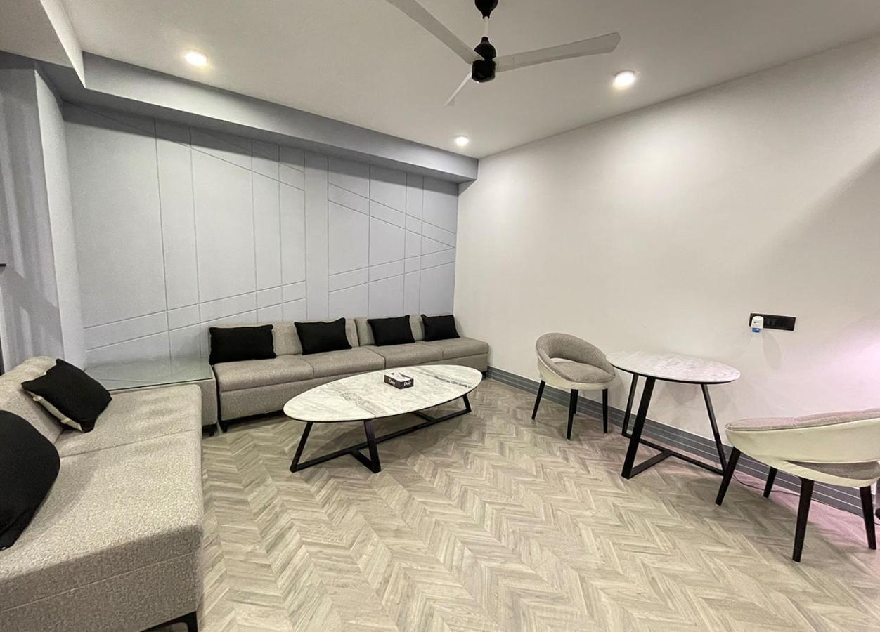 Bedchambers Serviced Apartments, Mg Road Γκουργκάον Εξωτερικό φωτογραφία