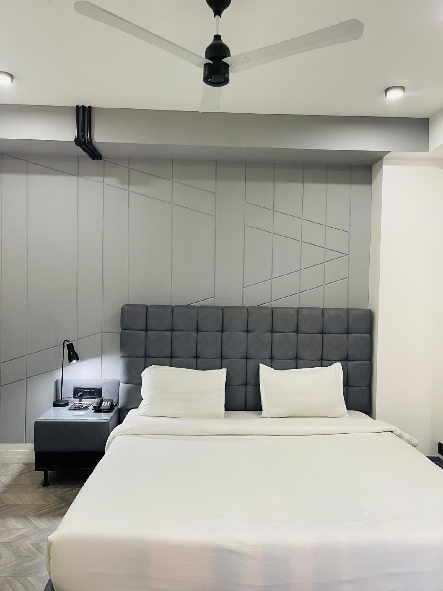 Bedchambers Serviced Apartments, Mg Road Γκουργκάον Εξωτερικό φωτογραφία